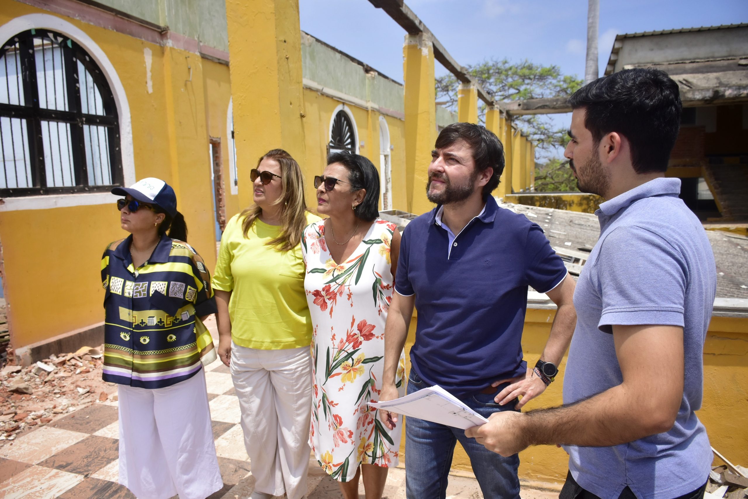 Pumarejo en compañia de Secretaria de Educación inspeccionando obras de Colegio Mayor de Barranquilla