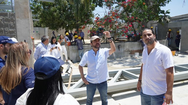 Alcalde en comañia de su gabinete realizando inspeccion de obras en IED Jesús de Nazareth