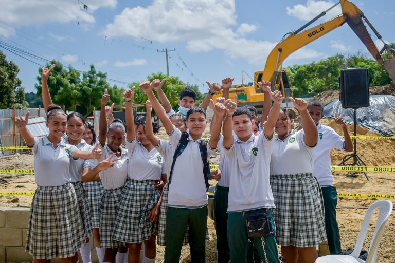 Niños celebrando las obras de su institución