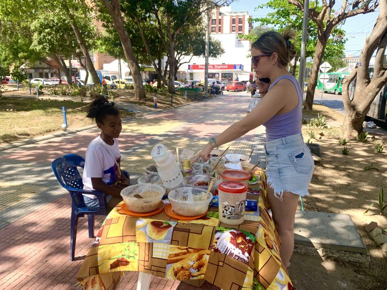 Ciudadana comprando dulces en la calle 72