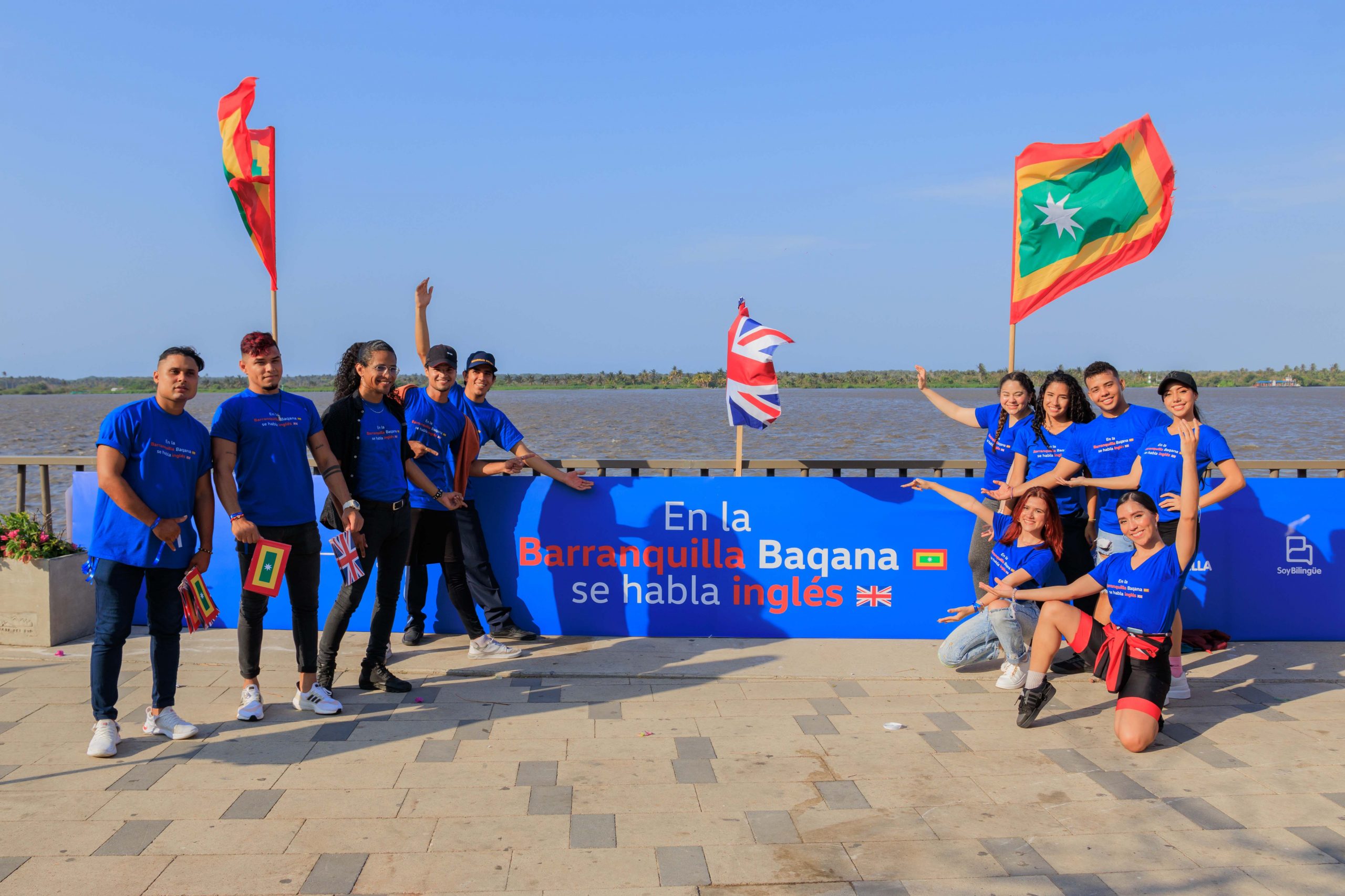 Representantes de la embajada Británica en Colombia y el British Council en Malecon del rio con banderas de Barranquilla y detas un pasacalle informativo del programa Soy Bilingue