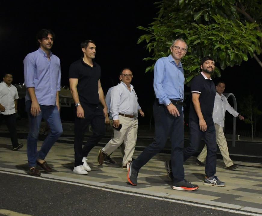 Alcalde con representantes de F1 recorriendo calles de la ciudad