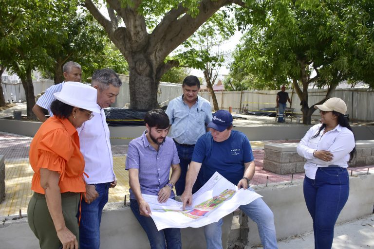 Alcalde Jai,e Pumarejom el gerente de ADI, Alberto Salah y comunidad miran el plano del parque.