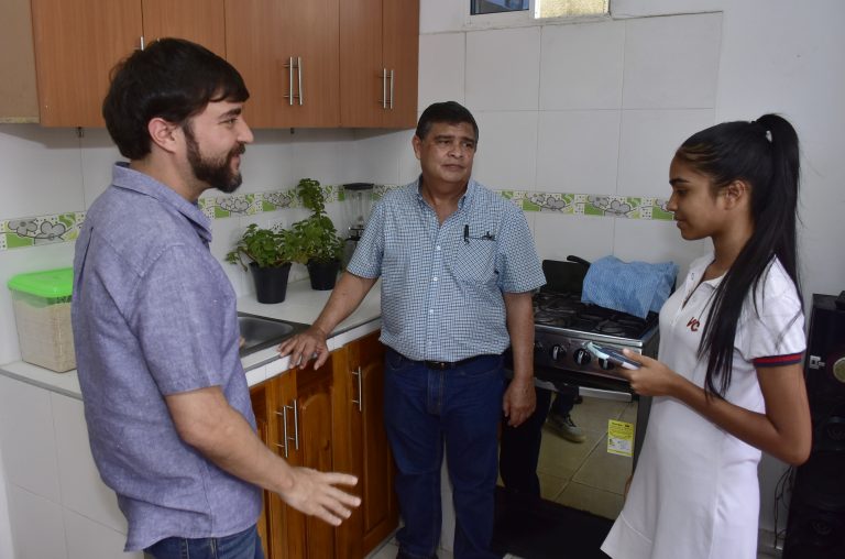 Alcalde Jaime Pumarejo y el secretario de obras públicas Rafael Lafont conversan con beneficiaria de mejoramiento de vivienda.