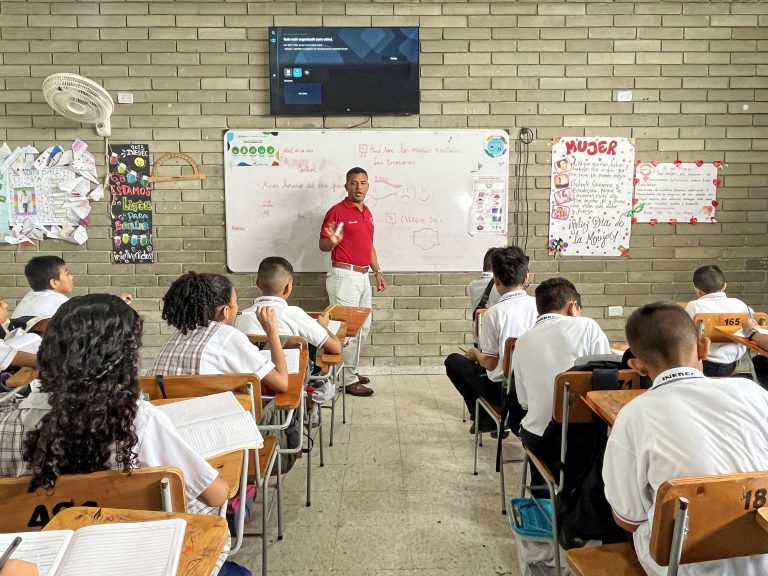 Yeison Rolong dictando clases en Institución Educativa Distrital El Campito