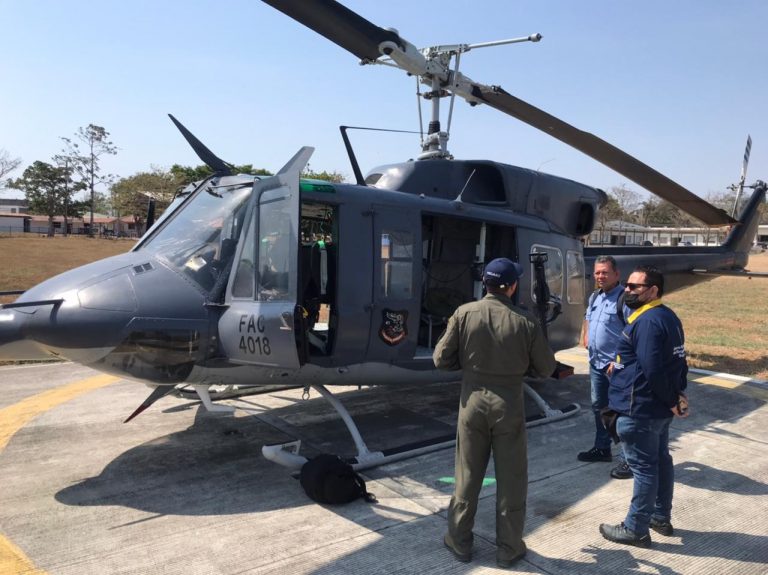 Helicoptero siendo abordado por funcionarios de Gestión del Riesgo