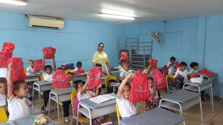 Estudiante y su kit escolar