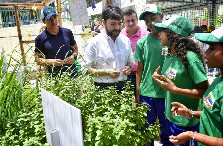 Estudiantes junto al alcalde Pumarejo