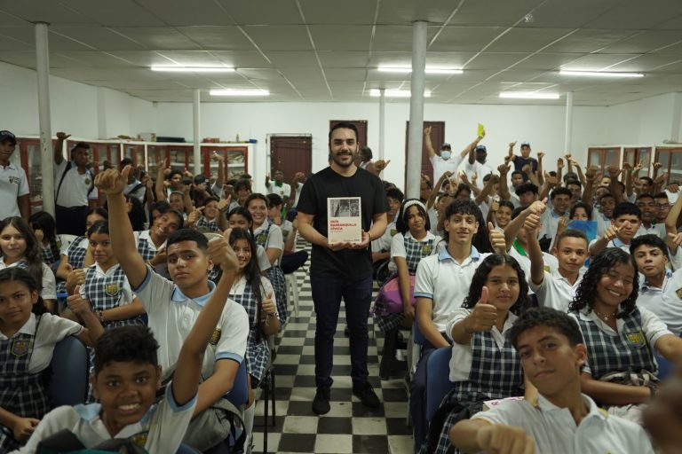 Estudiantes alegres en el salón