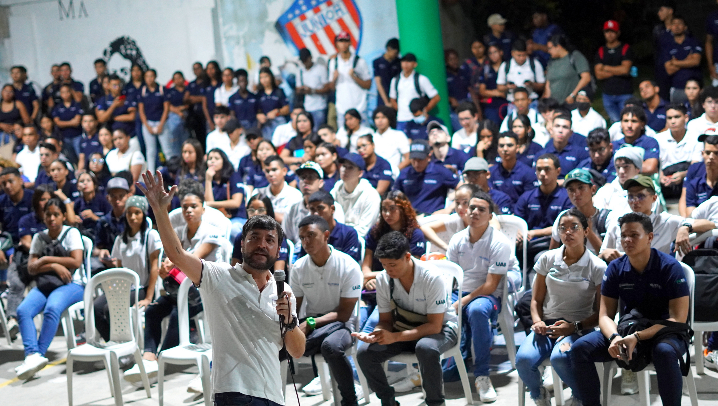 Pumarejo dialogando con los estudiantes