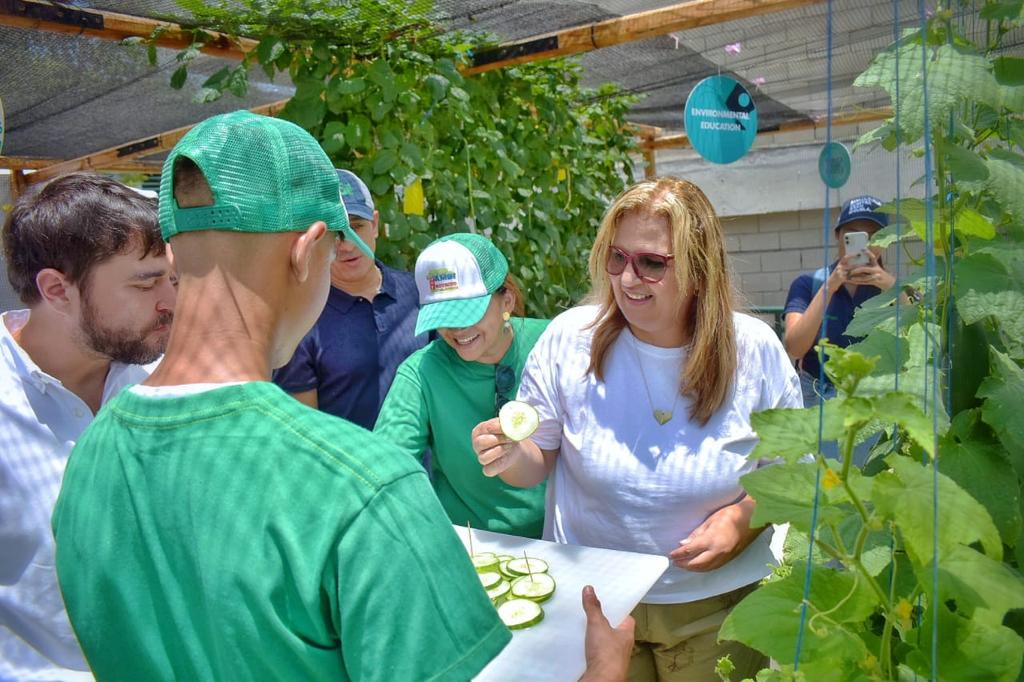 Pumarejo revisando huerta