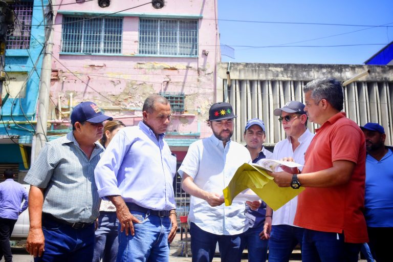 Alcalde viendo los planos