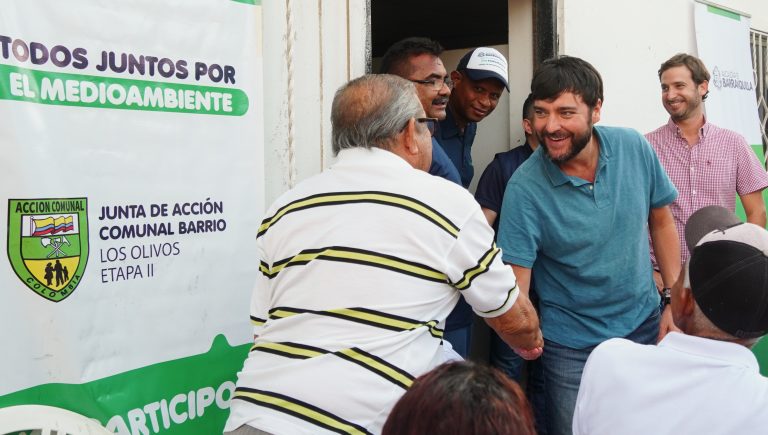 Pumarejo estrechando la mano