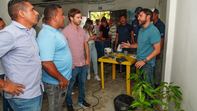 Alcalde dialogando