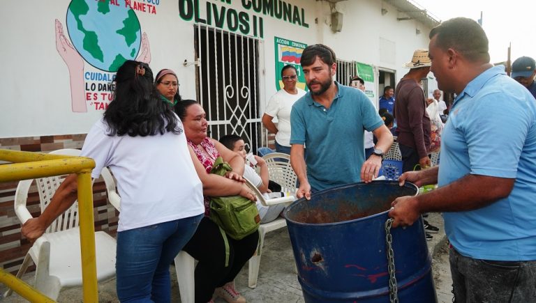 Alcalde supervisando tanques