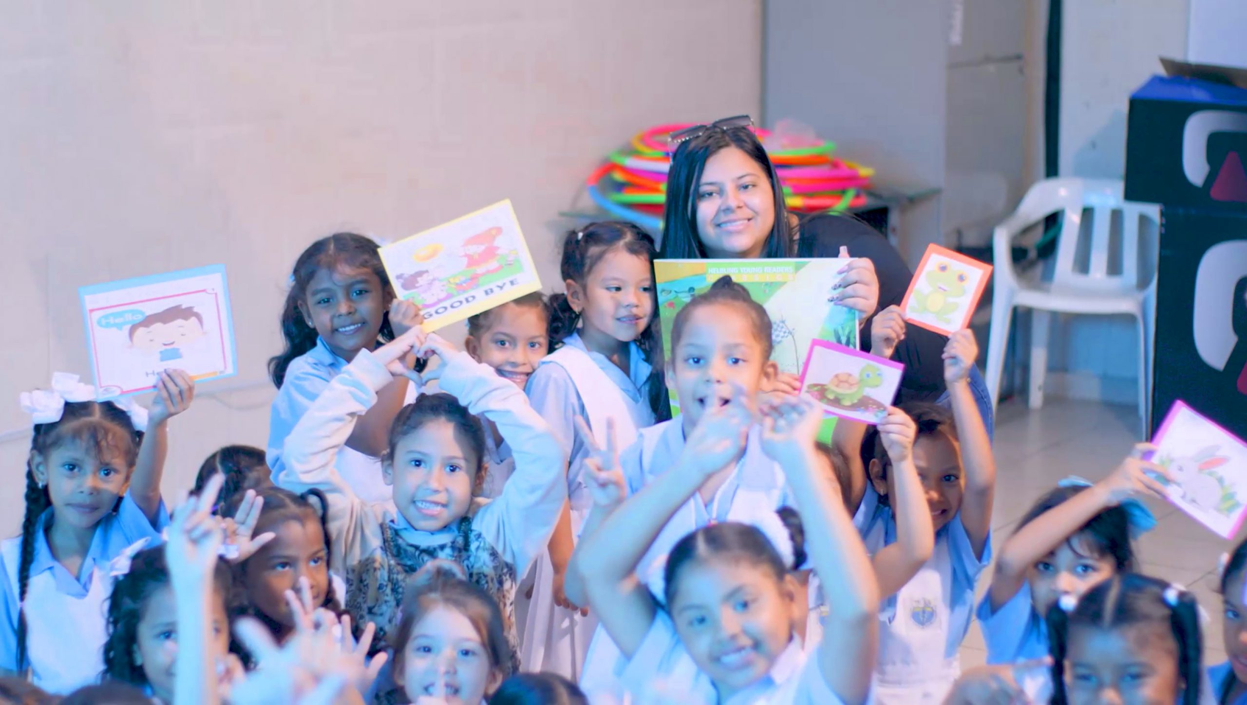 Niños felices con carteleras