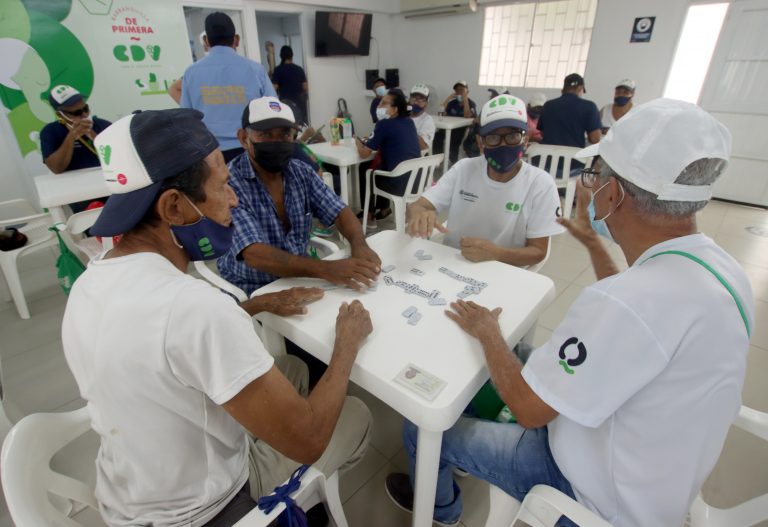 Adulto mayor jugando a domino