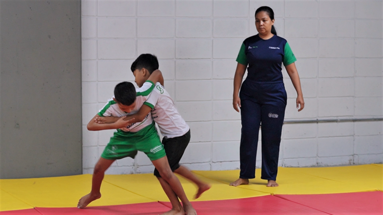 Niños practicando deporte