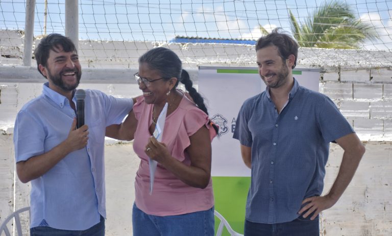 Alcalde feliz junto a beneficiaria