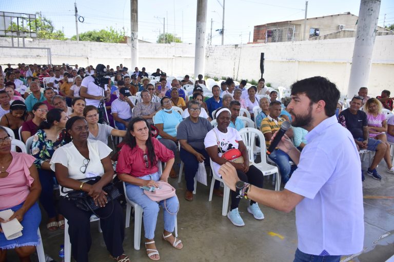 Alcalde junto a los beneficiarios