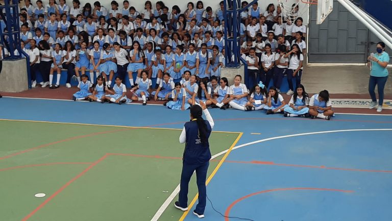 chara estudiantes colegio las flores