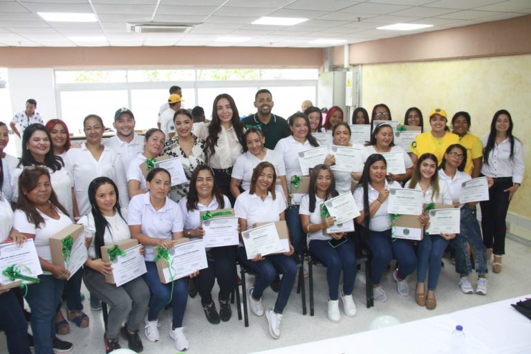 Grupo de madres con su certificado