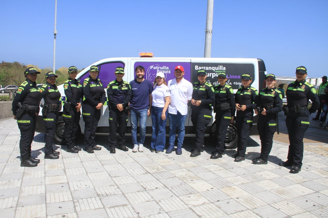 Alcalde junto a los policías