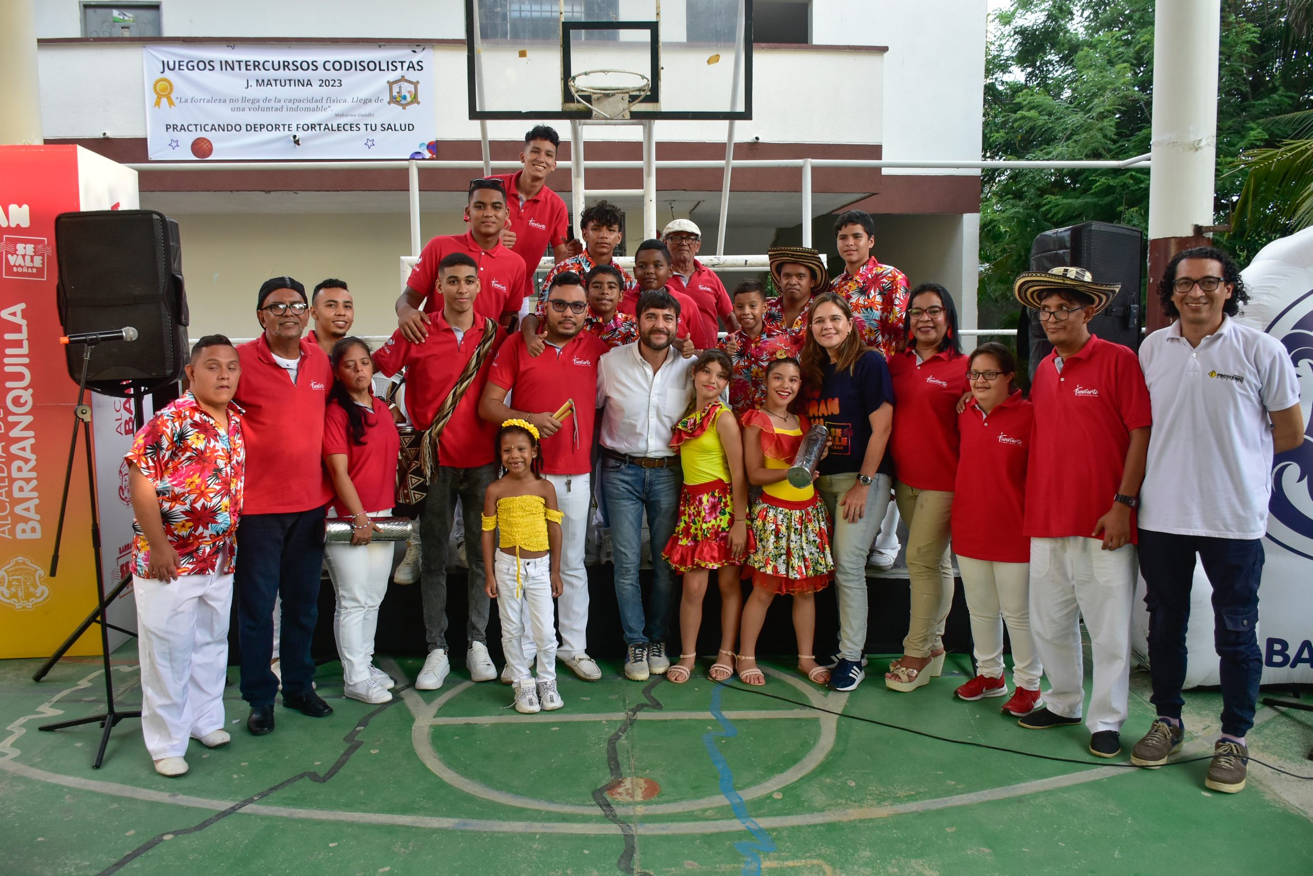 Alcalde junto a estudiantes