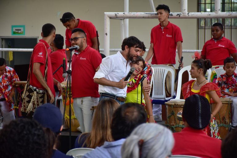 Alcalde felicita a niña