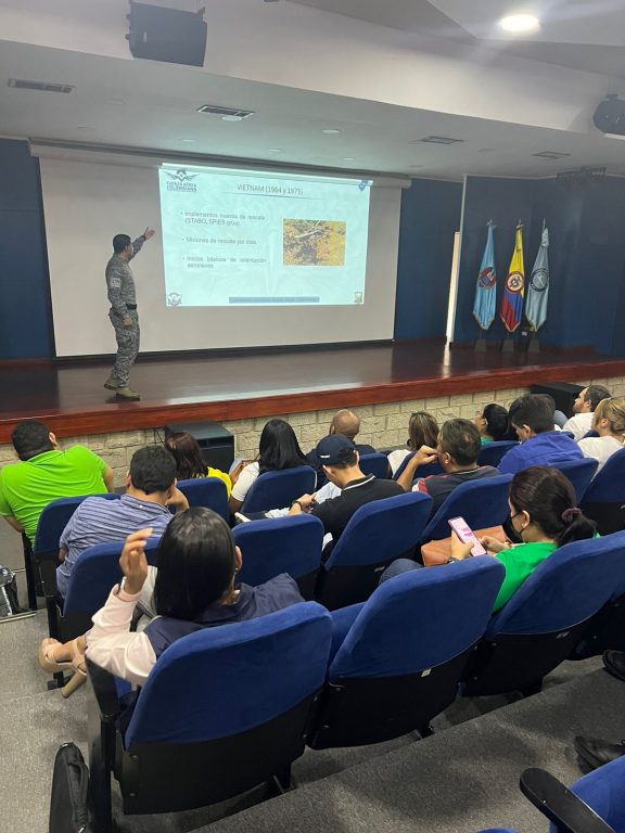 Policía dictando charla