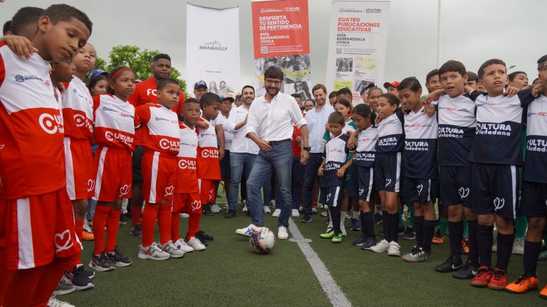 Niños junto al a alcalde