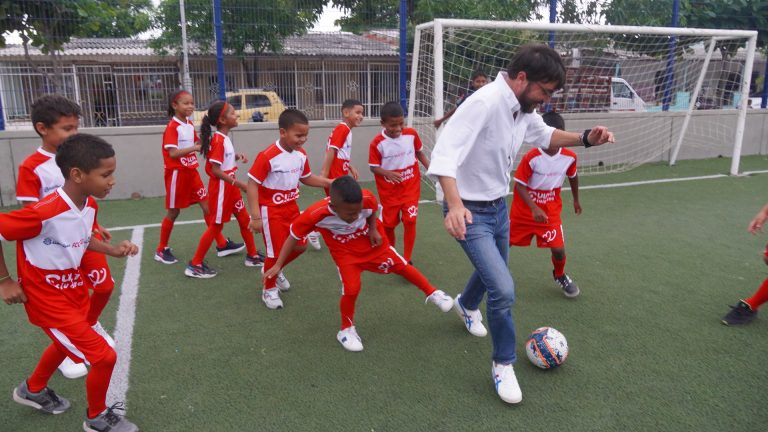 Pumarejo jugando con los niños