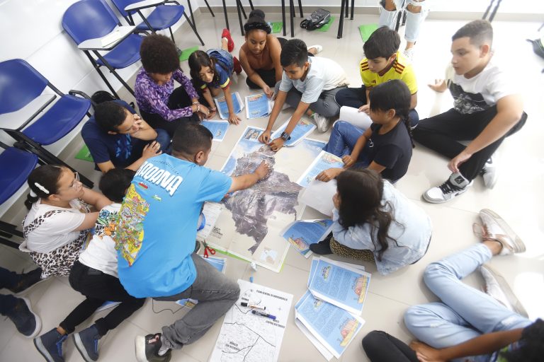 Niños con el mapa historico