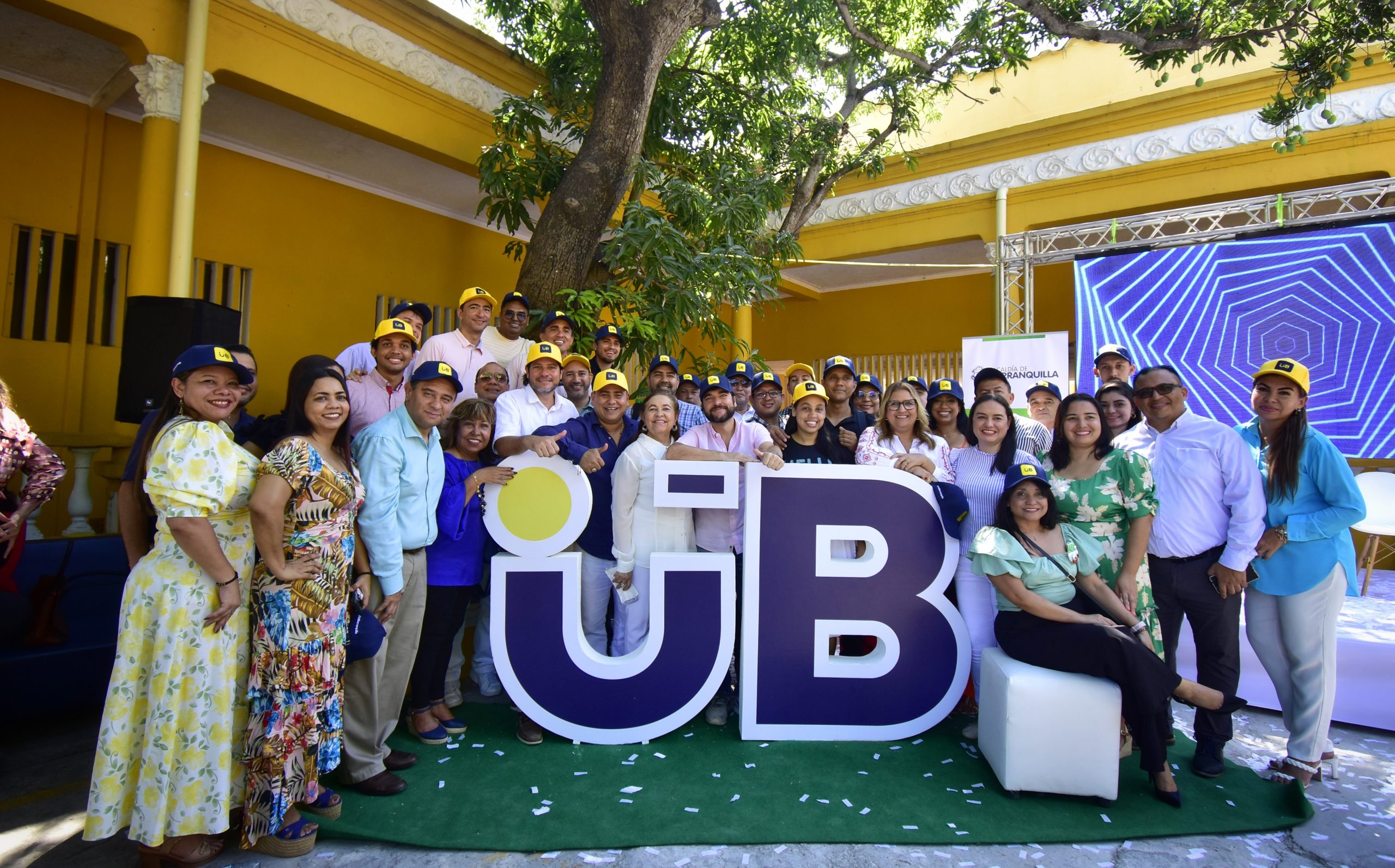 foto Alcalde y los docentes