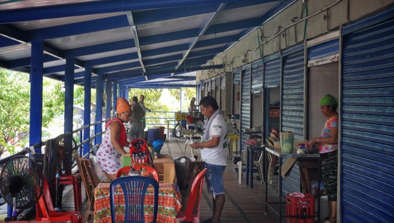 Locales de comida con cocineros en mercado La Magola