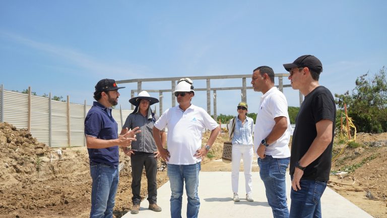 Alcalde con personal en obras de tren de Puerto Mocho