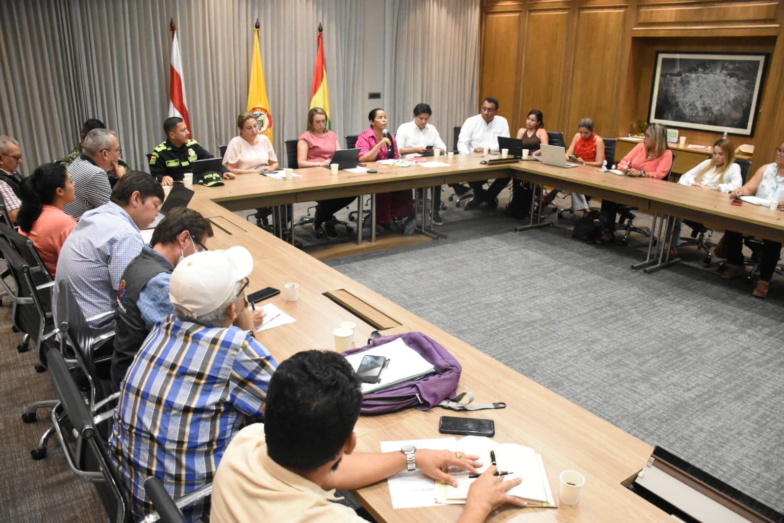 Reunión en sala de juntas para definir lineamientos de publicidad política exterior