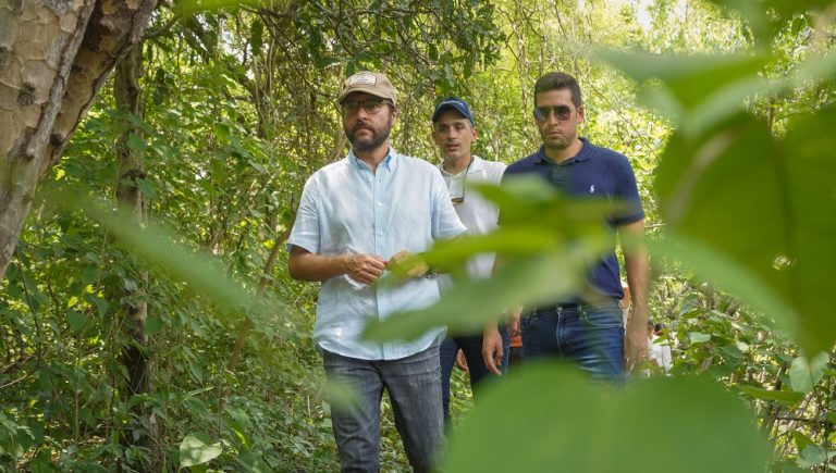 Pumarejo con funcionarios caminando por bosque urbano de Miramar