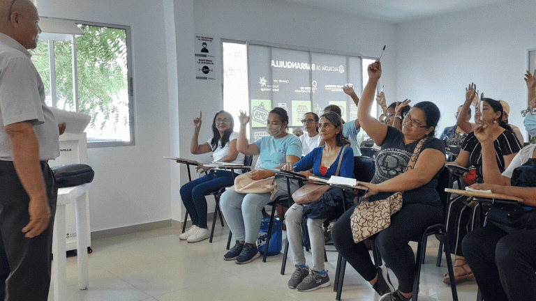 Mujeres recibiendo capacitación en aula del centro de oportunidades