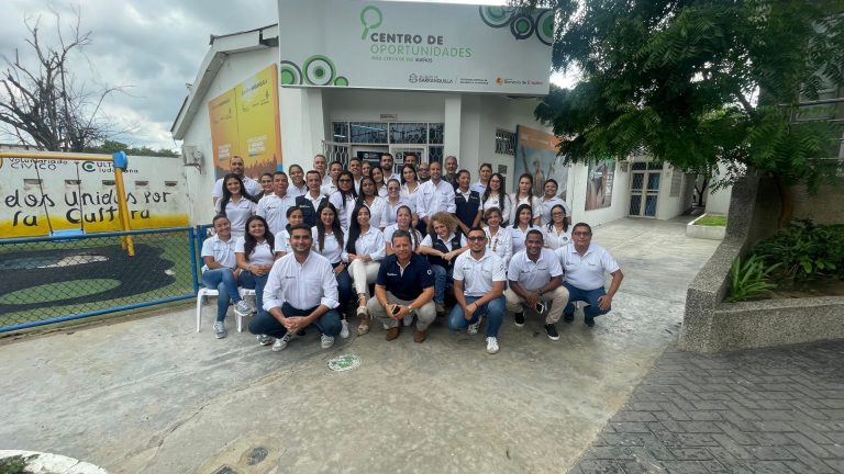 Funcionarios posando en foto afuera de Centro de Oportunidades