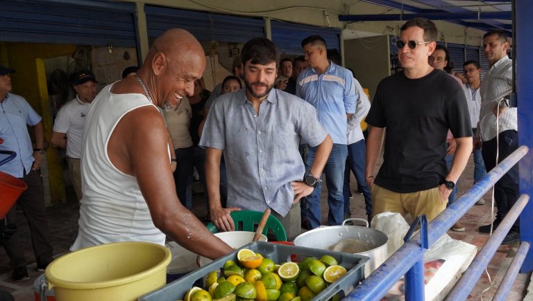 Vendedor de naranjas junto al alcalde Pumarejo