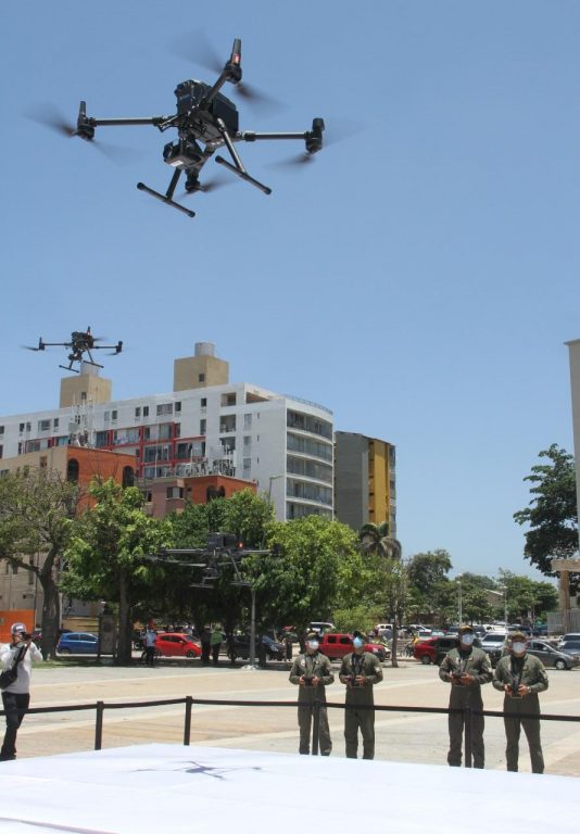 Policías piloteando drones