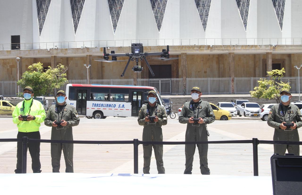 Policías piloteando drones frente a la Catedral