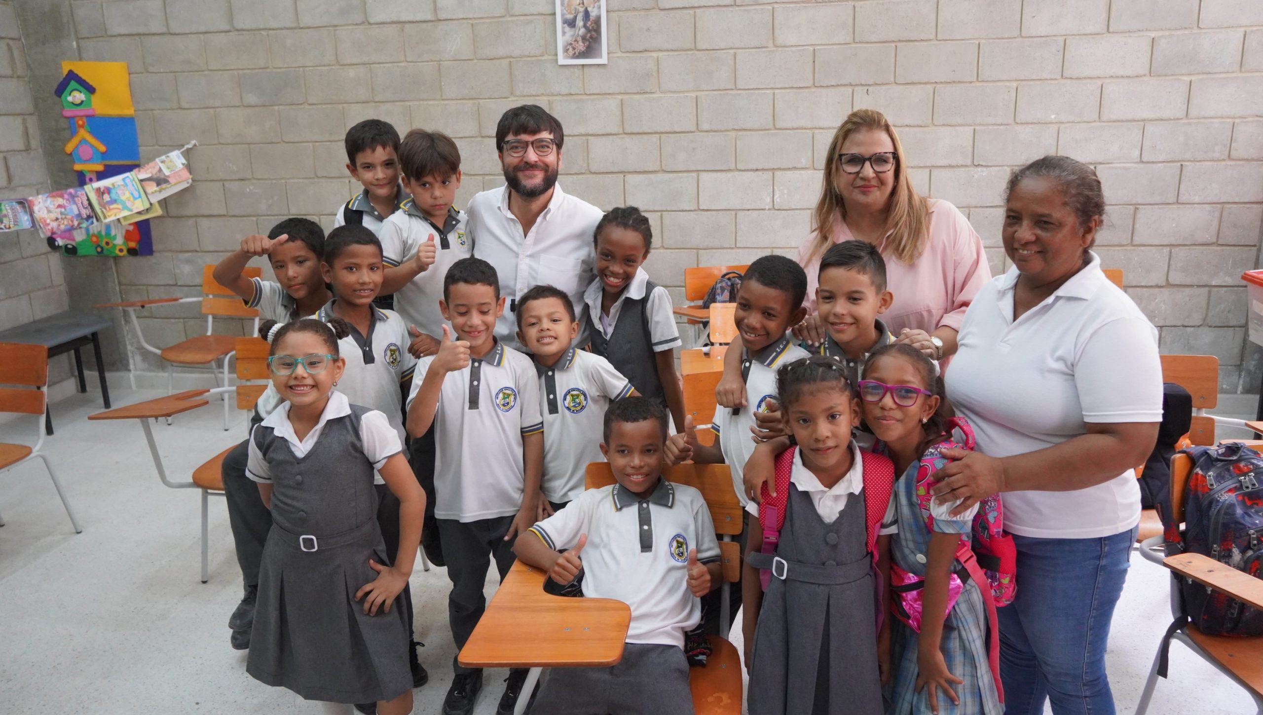 Niños escolares con alcalde en salón de clases