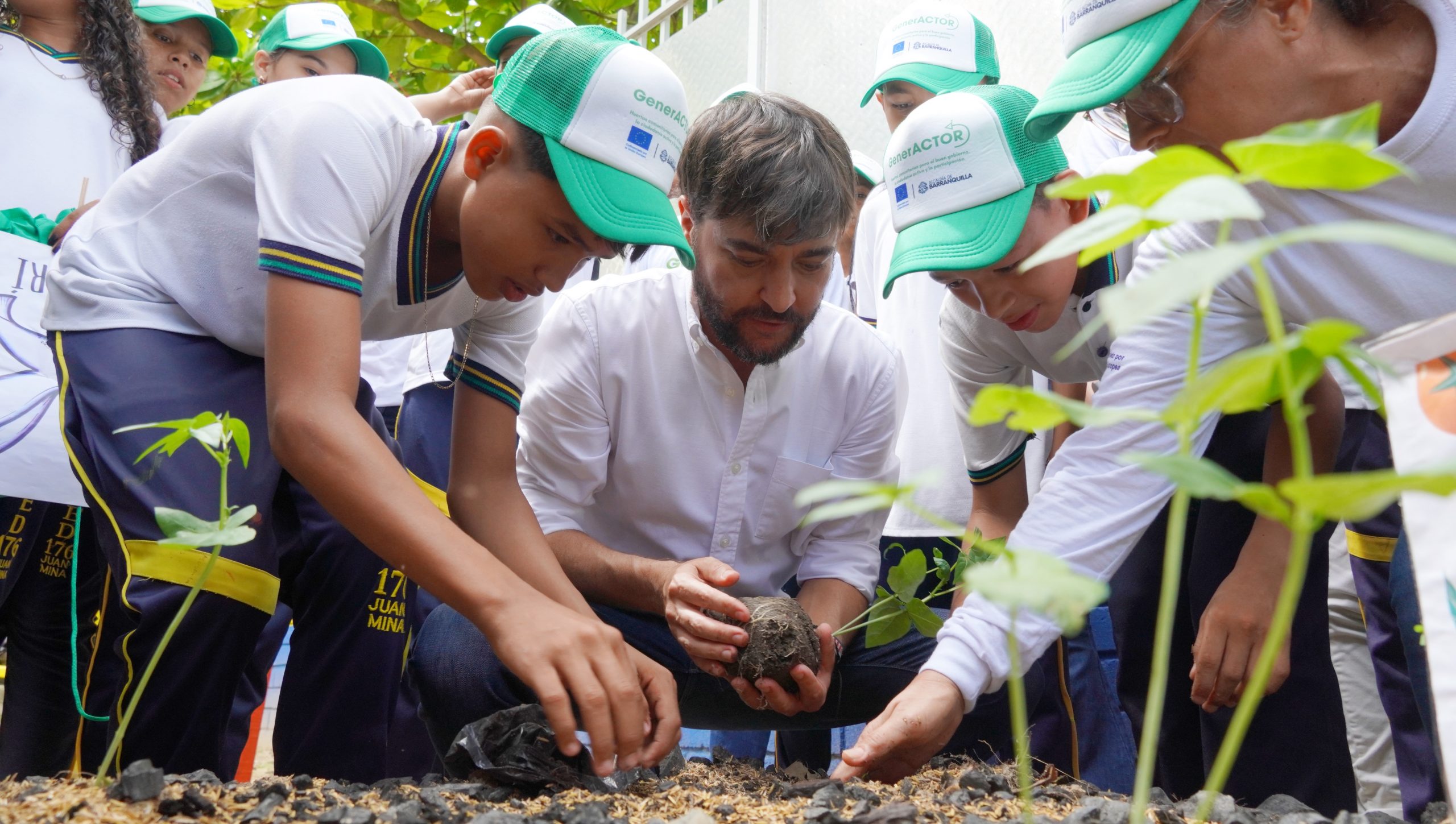 Alcalde Pumarejo y niños plantando en huerta