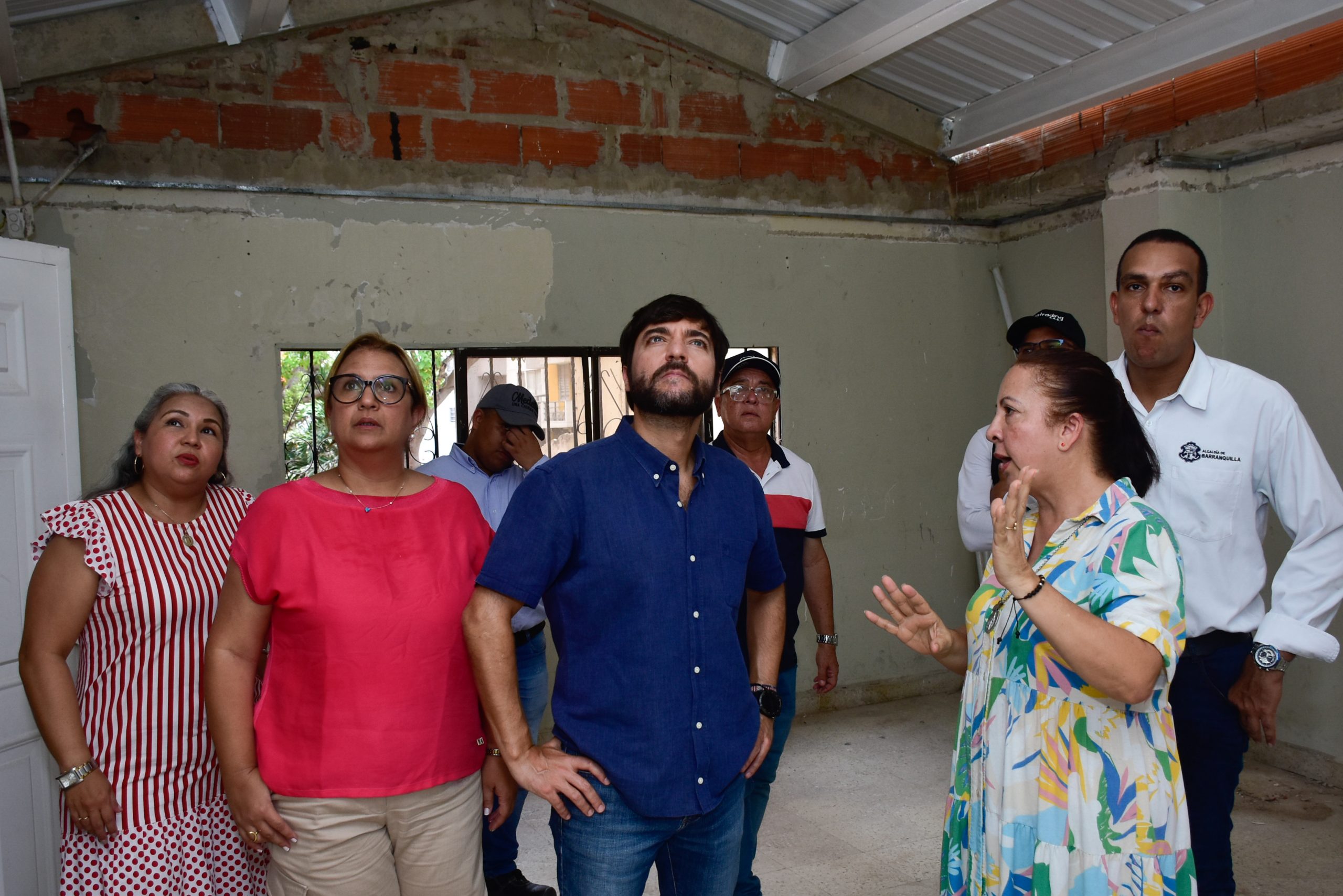 Alcalde Pumarejo, secretaria de Educación y rectora del colegio revisando la infraestructura de un aula