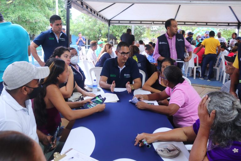 vecinos reunidos con funcionario de Alcaldía distrital en feria al barrio