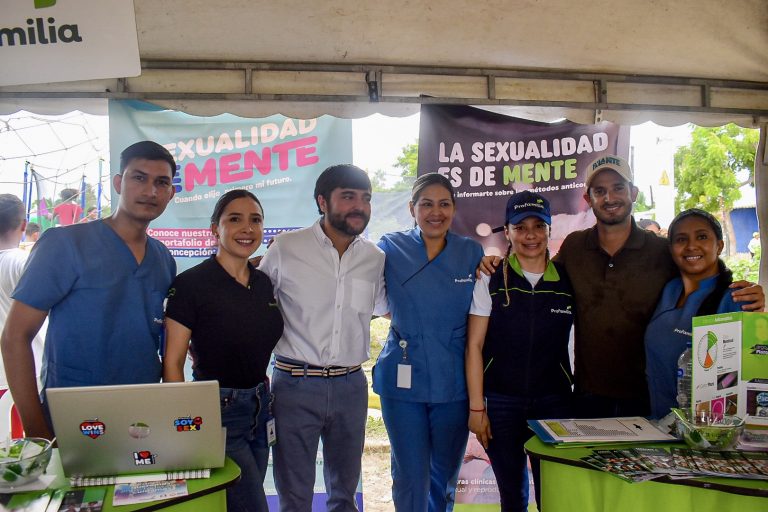 funcionarias con alcalde Pumarejo en feria de servicios