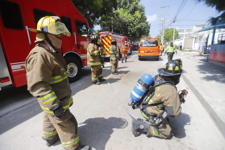 Bomberos con carro de bombero y ambulancia