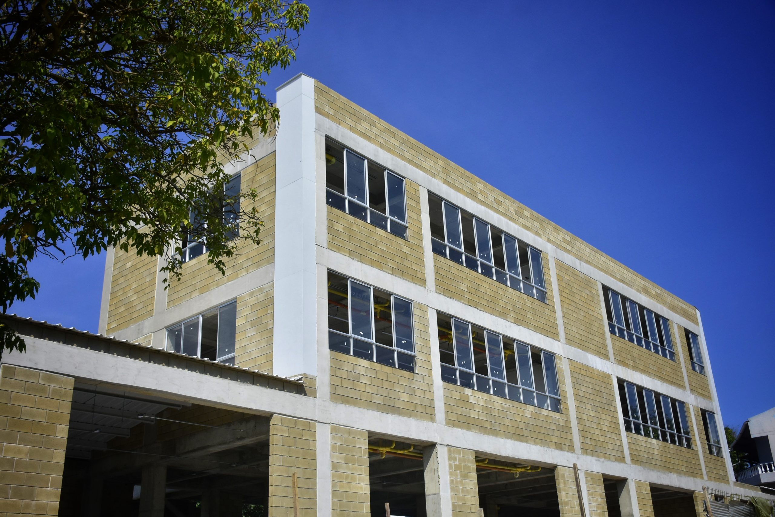 Edificio de tres pisos con ventanales